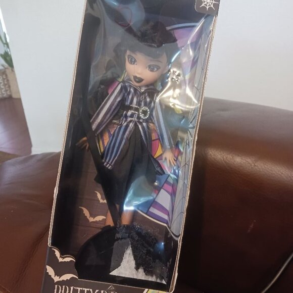 PRETTY DOLL WEDNESDAY ADDAMS FASHION DOLL NEW IN BOX - Picture 3 of 4